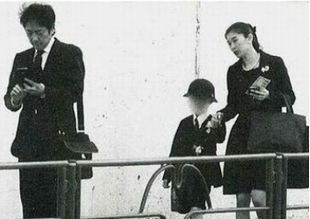 週刊誌に掲載された、篠原涼子さんと市村正親と子供(長男)の入学式の際の写真