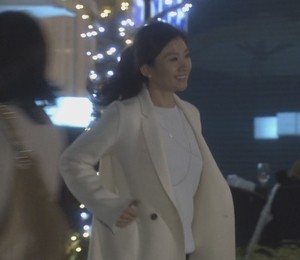オトナ女子７話亜紀(篠原涼子)衣装白色ロングコート着用シーン1