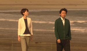 ドラマ世界一難しい恋(セカムズ)第４話静岡のホテルへ行く途中で、海の砂浜に寄ります。会話をする柴山美咲(波瑠はる)と鮫島社長
