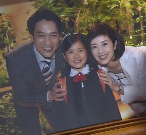 ドラマお迎えです4話、幼少期の阿熊幸と、幸の父(山下寛院長・飯田基祐 )と母
