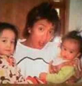 木村拓哉が子供・娘２人を抱っこしている画像。