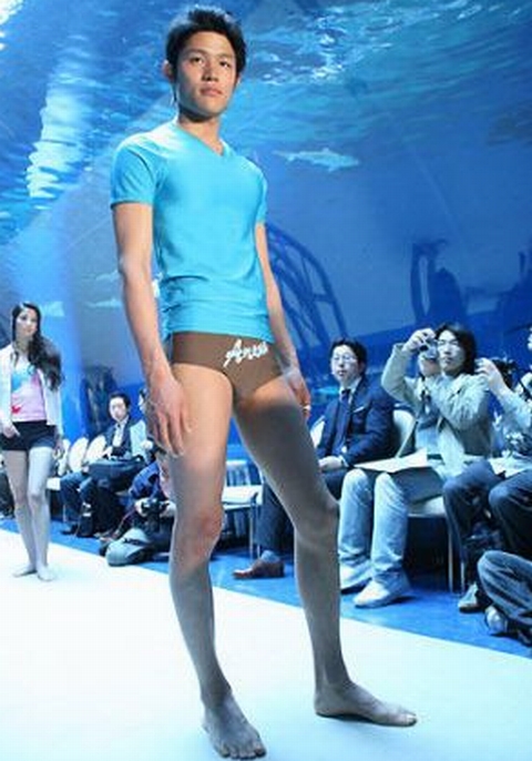鈴木亮平さんは学生時代に「友近亮平」の名前で水着のキャンペーンボーイとしてモデルの活動
